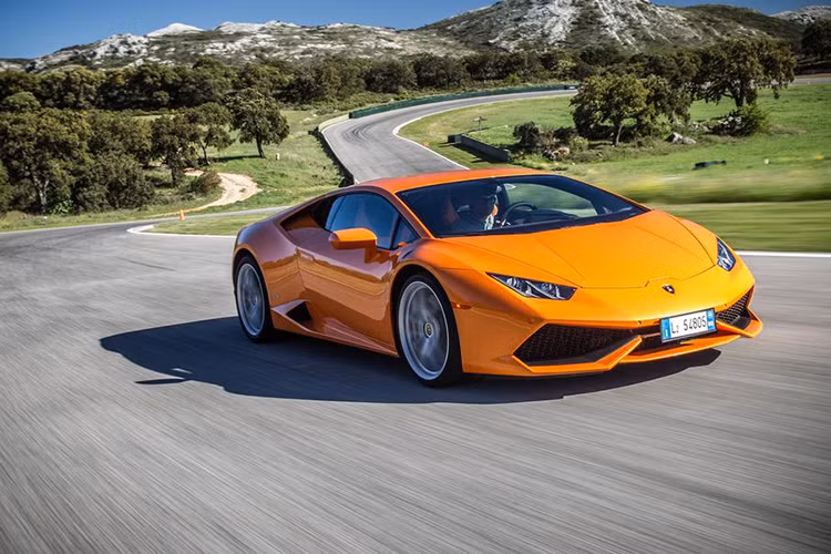 Theo đại diện Lamborghini, Khi tăng tốc hệ thống ngay lập tức kích hoạt trở lại chế độ 10 xi-lanh. Nhờ sự thay đổi này, lượng khí thải CO2 giảm từ 290 g/km xuống 283 g/km.