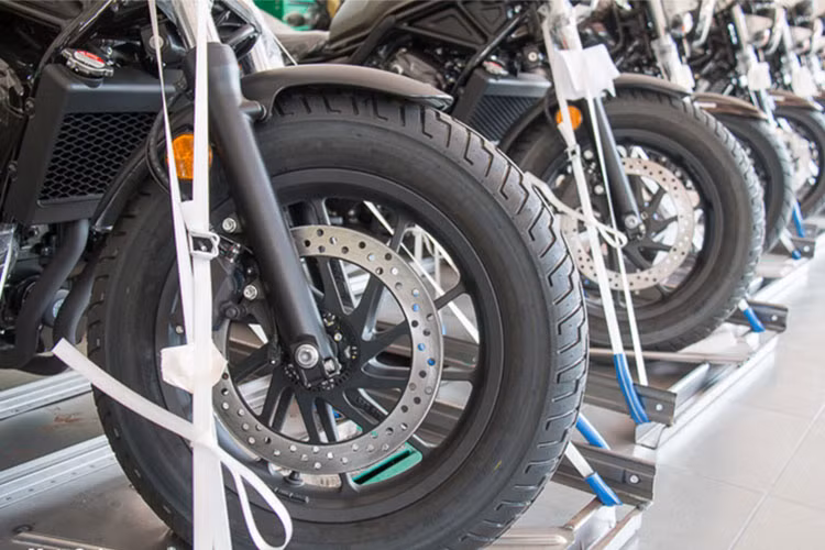 Thay vì cấu hình vành nan trước/sau 18 - 15 inch như thế hệ đầu tiên, Rebel 500 mới được trang bị vành đúc 10 cánh xoắn có đường kính 16 inch cho cả 2 bánh. Kết hợp với vành trước là lốp Dunlop đường kính 130/90/16 cùng phanh đĩa Nissin. Phuộc trước của Rebel 500 có dạng ống lồng truyền thống với đường kính ti trong 41mm.