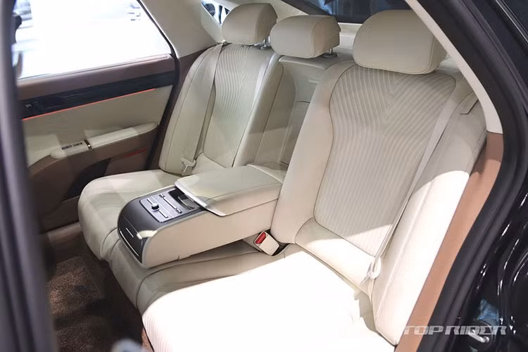 Những trang bị nổi bật khác của mẫu sedan hạng trung này là hệ thống đèn viền LED, tính năng khởi động máy bằng vân tay, ra lệnh bằng giọng nói, tự động thanh toán khi đi qua trạm thu phí, hệ thống âm thanh Bose cao cấp, camera hành trình với độ nét cao, cửa sổ trời toàn cảnh 2 mảnh, ghế trước chỉnh điện, ghế sau ngả chỉnh điện với bệ tì tay trung tâm tích hợp các nút điều khiển và rèm che nắng chỉnh điện...