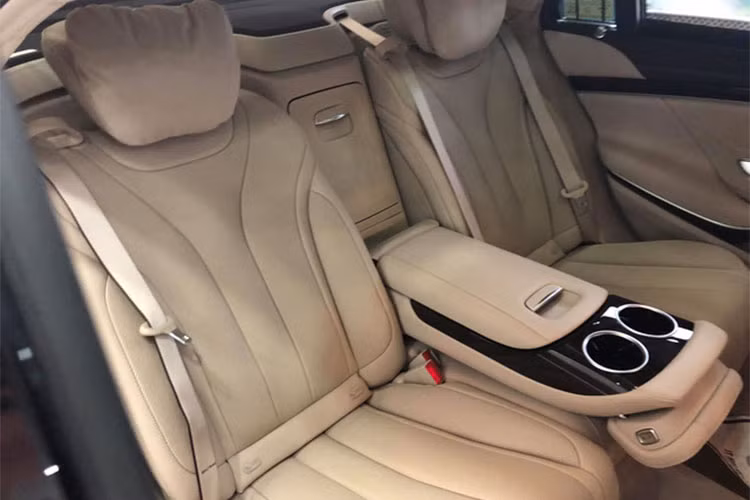 Mercedes-Benz S450 L phiên bản 2018 sở hữu khối động cơ V6 3.0L sản sinh công suất tối đa 367 mã lực, mô-men xoắn cực đại 500 Nm tại 1.800 - 5.000 v/p. Hộp số là loại 9 cấp 9G-Tronic, hệ dẫn động cầu sau cùng 4 chế độ lái; Eco, Sport, Comfort, Individual... Xe có khả năng tăng tốc từ 0 - 100km/h mất 5,4 giây, tốc độ tối đa 250 km/h.