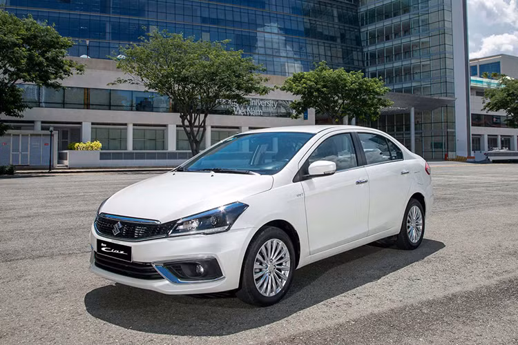 Khi mà phân khúc B đang vô cùng chật chội, Suzuki đã thực hiện những nâng cấp mới để Ciaz có thể cạnh tranh tốt hơn những đối thủ cùng phân khúc. Xe được nhập khẩu nguyên chiếc từ Thái Lan, giá xe Suzuki Ciaz 2020 tại Việt Nam từ 529 triệu đồng sẽ sở hữu những nâng cấp mạnh về trang bị và an toàn. Đáng chú ý là mâm 16 inch, camera hành trình trước sau hỗ trợ lùi, cảnh báo chệch làn, cảnh báo khoảng cách...