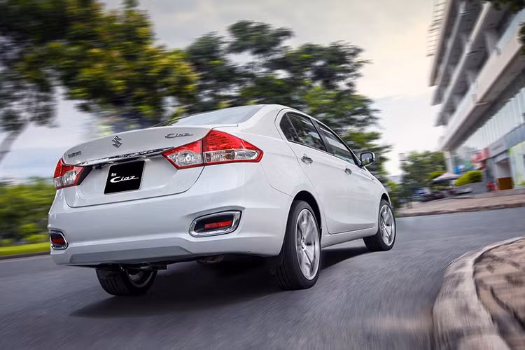 Có thể thấy, giá bán thấp từng là lợi thế của Suzuki Ciaz khi cạnh tranh với các đối thủ cùng phân khúc, nhưng mẫu xe này vẫn đuối sức trong cuộc chiến doanh số. Mức giá mới 529 triệu đồng nhiều khả năng sẽ khiến Ciaz tiếp tục chậm chân hơn đối thủ khi khách hàng Việt thường ưu tiên trước những lựa chọn phổ biến như Toyota Vios hay Hyundai Accent.