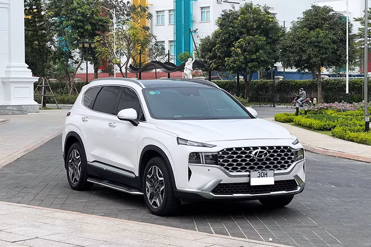 "Nghịch lý" xe đã qua sử dụng chào bán giá cao hơn xe mới dường như đang trở thành điều bình thường trên thị trường ôtô Việt Nam 6 tháng đầu năm 2022. Do nguồn cung ứng linh kiện bị đứt gãy đã ảnh hưởng trực tiếp đến dây chuyền sản xuất xe mới, khiến cung không đủ cầu. Đặc biệt là với những mẫu xe "hàng hot" như Hyundai SantaFe tại Việt Nam.