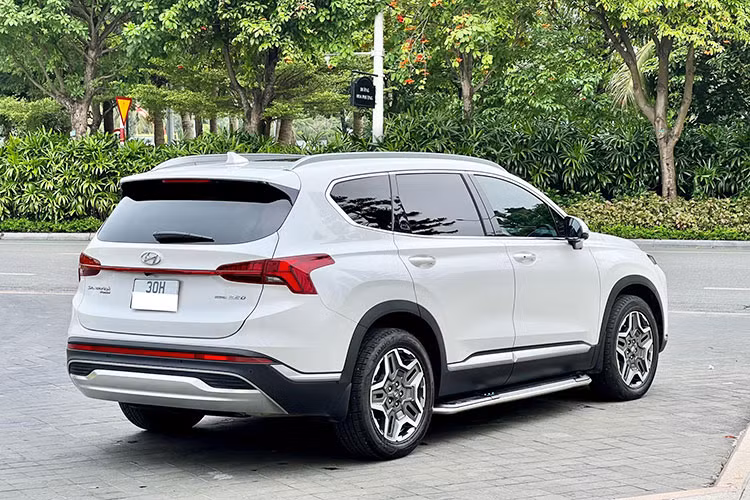 Ngao ngán trước tình trạng xe Hyundai SantaFe 2022 mới khan hàng, “kèm lạc”, chờ lâu, người tiêu dùng đã chuyển hướng sang tìm mua xe cũ nhưng cũng không khỏi bất lực khi hàng đã qua sử dụng còn chào giá cao hơn đồ mới.