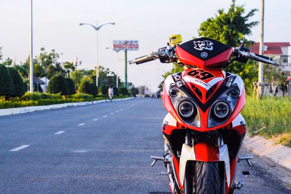 Trên phiên bản độ X1R đầy chất chơi này, ngoài tay lái trần dạng gãy - xe còn được người chơi trang bị 2 gương cầu cho ánh sáng tốt hơn. Cùng với đó là cặp tay thắng, tay côn thương hiệu CRG. Cùm thắng Brembo, đi kèm với bình dầu rời Rizoma "hàng hiệu".