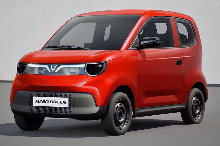 Về kích thước tổng thể, Minio Green sở hữu thông số chiều dài x rộng x cao tương ứng là 3.090 x 1.496 x 1.625 mm, trục cơ sở dài 2.065 mm và khoảng sáng gầm 155 mm. So với VinFast VF 3 (3.190 x 1.679 x 1.622 mm), Minio Green nhỏ gọn hơn đôi chút và có kích thước tương đồng với Wuling Mini EV (2.920 x 1.493 x 1.621 mm).