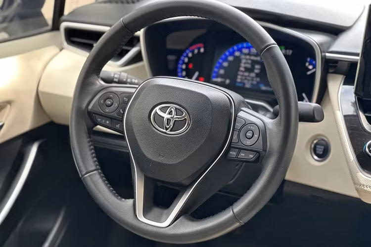 Những tiện nghi đáng chú ý khác có phanh tay điện tử, ghế bọc da, hệ thống điều hòa tự động hai vùng độc lập, dàn âm thanh 6 loa, khởi động bằng nút bấm và chìa khóa thông minh.