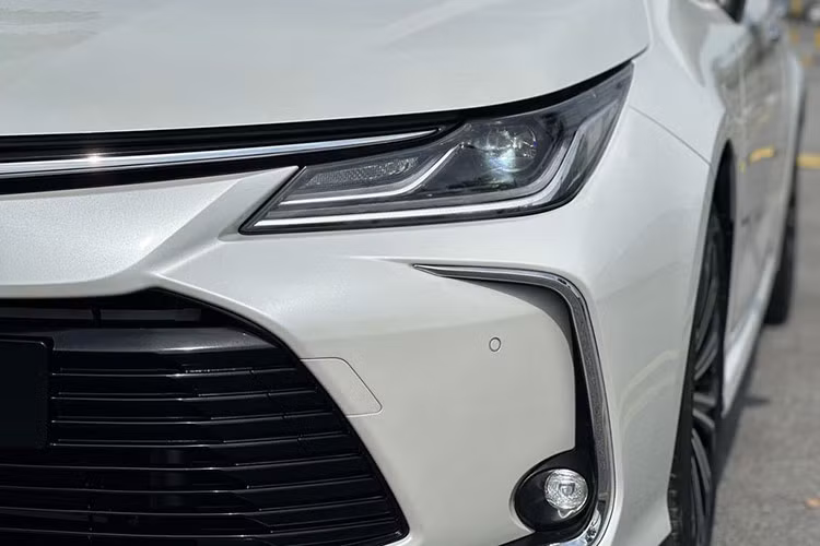 Về ngoại hình, mẫu xe sedan Toyota Corolla Altis 2022 được phát triển trên cơ sở gầm bệ TNGA mới nhất của hãng xe Nhật Bản, giống với đàn anh Camry. Điều này khiến mẫu xe này có thiết kế ngoại thất chịu nhiều ảnh hưởng từ Toyota Camry với lưới tản nhiệt khá lớn ở mặt ca-lăng. 