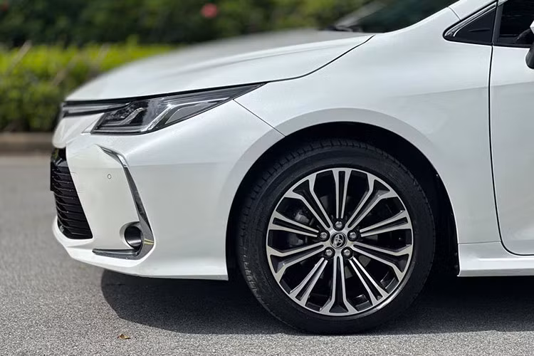 Trang bị ngoại thất trên Corolla Altis 2022 bản 1.8V có hệ thống chiếu sáng LED tự động thích ứng, gương chiếu hậu chỉnh điện và gập tự động, bộ mâm 17 inch đi kèm lốp 115/45R17, cụm đèn hậu LED hiện đại và dải crôm sáng bóng trên đuôi xe.