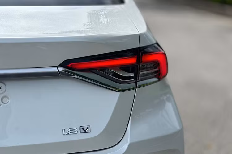 Toyota Corolla Altis 2022 tại Việt Nam sở hữu kích thước tổng thể dài x rộng x cao lần lượt là 4.640 x 1.780 x 1.435 mm, chiều dài cơ sở đạt 2.700 mm và khoảng sáng gầm ở mức 128 mm.