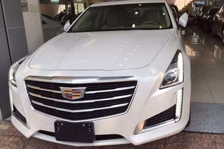 Tại thị trường Mỹ, Cadillac CTS 2016 có giá khởi điểm 45.560 USD. Sau khi về Việt Nam và chịu đủ mọi loại thuế, phí mẫu xe sedan hạng sang bản 2.0T này sẽ có giá khoảng 130.000 USD (tương đương 2,9 tỷ đồng).