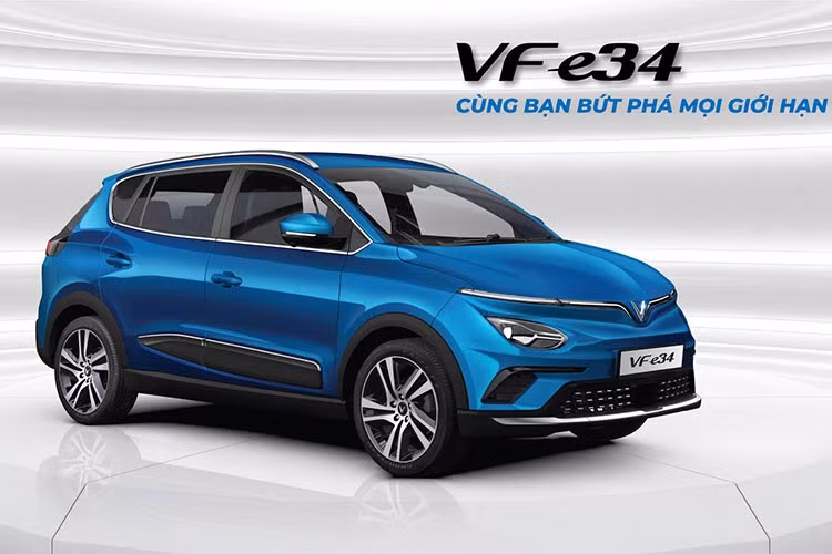 Tiếp đến, phía bên dưới cụm đèn trước lại xuất hiện đèn sương mù hình tròn và đồng thời tuy rằng khu vực xung quanh đã bị dán kín nhưng vẫn có thể dễ dàng nhận thấy xe không còn hốc gió trang trí như ảnh thiết kế. Bên cạnh đó, phần hốc gió làm mát trên cản trước cũng có thiết kế khác và dường như nhỏ hơn chi tiết trên ảnh 3D.