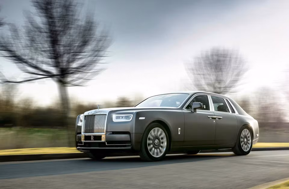 Phantom "quý hơn vàng". Chiếc Phantom cá nhân hóa cực cao được mệnh danh “Gentleman’s Tourer” (phi cơ mặt đất của quý ông) này làm bằng chất liệu ruthenium thuộc nhóm platium quý hơn vàng. Mỗi năm, thế giới khai thác được 2.500 tấn vàng, nhưng chỉ có thể ra 20 tấn ruthenium.