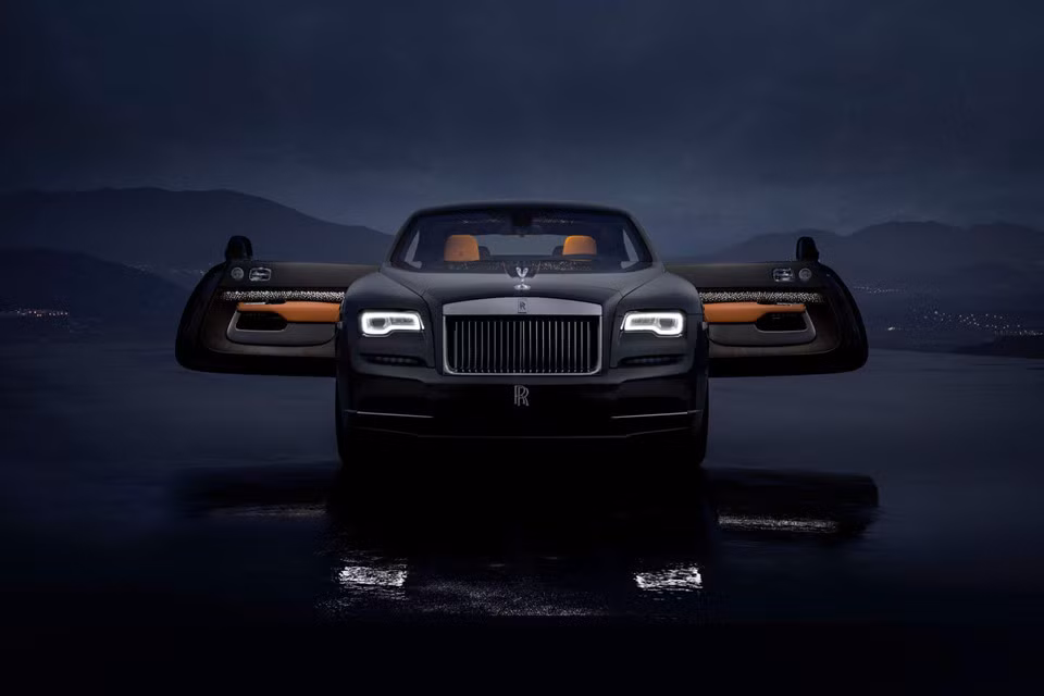 Bộ sưu tập gồm 55 chiếc Wraith dùng nội thất gỗ sồi Tudor Oak chiếu sáng. Để làm được điều này, Rolls Royce đã lắp hệ thống 176 đèn LED dưới bề mặt gỗ. Phần trần xe tỏa sáng lung linh nhờ 1.340 đèn sợi quang mô phỏng bầu trời sao. Vỏ xe làm bằng thép không gỉ siêu bền.