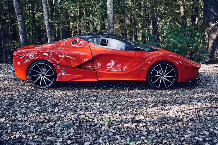 Với tư duy đó, một số người mê xe đã cố gắng tạo ra các bản sao, và Ferrari là một trong những thương hiệu thường bị sao chép nhất. Đối với trường hợp của chiếc Ferrari nhái từ Audi R8 Spyder V10 trong bài viết này, nó muốn bắt chước mẫu hypercar hàng đầu của thương hiệu Ý là LaFerrari.
