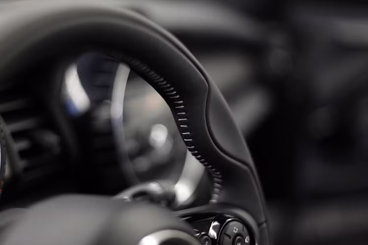 Có ngồi vào Mini Cooper S Jermyn và soi kỹ từng milimét thì mới thấy sự đặc biệt của nó. 