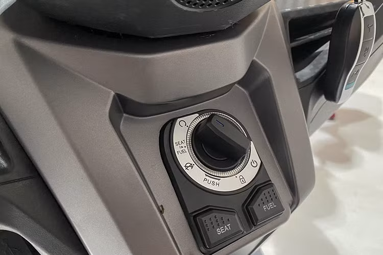 Xe tay ga Wmoto ES250i 2024 cũng có cổng sạc USB tiện dụng và cốp chứa đồ rộng rãi phía dưới yên có thể chứa vừa mũ bảo hiểm nửa đầu.