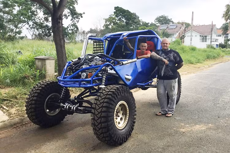 Theo đại diện của xưởng độ xe Vulcan4x4 tại TP HCM cho biết chiếc xe off-road Buggy "hàng khủng" ddầu tiên tại Việt Nam này là một dự án được đầu tư công phu, do kỹ sư trưởng người nước ngoài Ben Johnson cùng với những thành viên của xưởng đảm nhiệm và tạo nên.