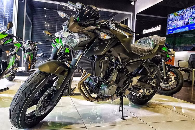  Môtô Kawasaki Z650 2018 là mẫu naked-bike hạng trung dựa trên Ninja 650 dành cho những “tay lái sành điệu”. Đúng như tên gọi, dòng xe này là mẫu xe anh em trong gia đình Z của Kawasaki với những phẩm chất vốn có như dễ điều khiển, tư thế ngồi thoải mái và kiểu dáng hầm hố.