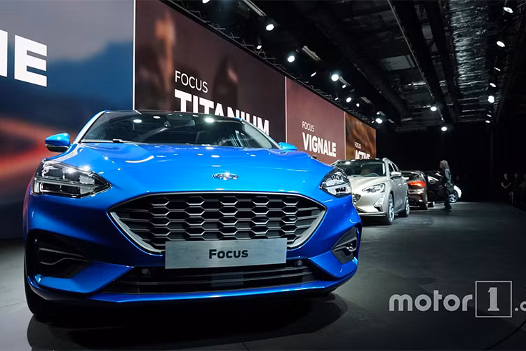 Phần đầu Focus 2019 nổi bật với đèn pha LED trên các phiên bản cao cấp, đèn pha tích hợp đèn chiếu sáng ban ngày đẹp mắt có thiết kế khác nhau trên từng phiên bản, đèn pha tự động bật/tắt và điều chỉnh góc chiếu.
