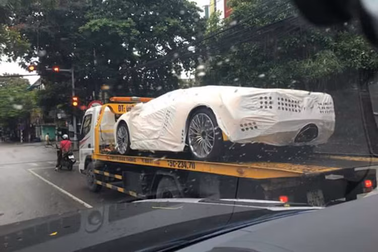 Những hình ảnh do cánh săn ảnh ghi lại cho thấy, ngoại thất chiếc Lamborghini Aventador S LP740-4 2017 vẫn được bảo vệ bằng bạt chuyên dụng và siêu xe này nhanh chóng được cho vào showroom đậu cùng với chiếc Huracan LP580-2 cũng mang ngoại thất "tông xuyệt tông" vàng rực.
