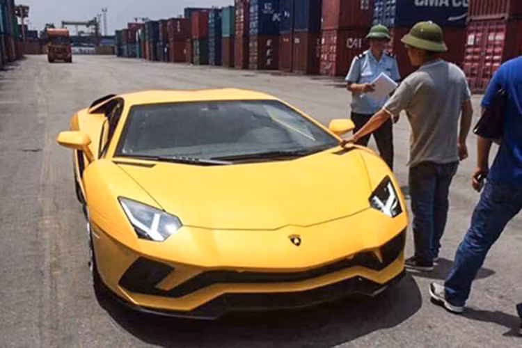 Siêu xe Lamborghini Aventador S LP740-4 2017 đầu tiên cập bến Việt Nam vào cuối tháng 5/2017 và nhanh chóng gây sự chú ý cho giới chơi xe. "Siêu bò" mang ngoại thất vàng rực và đi kèm nội thất đen. Lamborghini Aventador S thực chất là bản nâng cấp của Aventador LP700-4 "ăn khách" tại thị trường Việt Nam khi có 10 chiếc được đưa về nước. 
