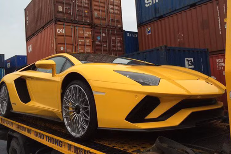 Phiên bản mới của chiếc siêu xe Lamborghni Aventador có màu vàng nổi bật, có mặt tại Việt Nam thông qua hình thức nhập khẩu chính hãng. Lamborghini Aventador S dự kiến có mức giá chính thức cho xe mới lên tới gần 40 tỷ đồng. Sau khi nằm tại Cảng Hải Phòng một thời gian, nó đã được vận chuyển bằng xe chuyên dụng về Hà Nội.