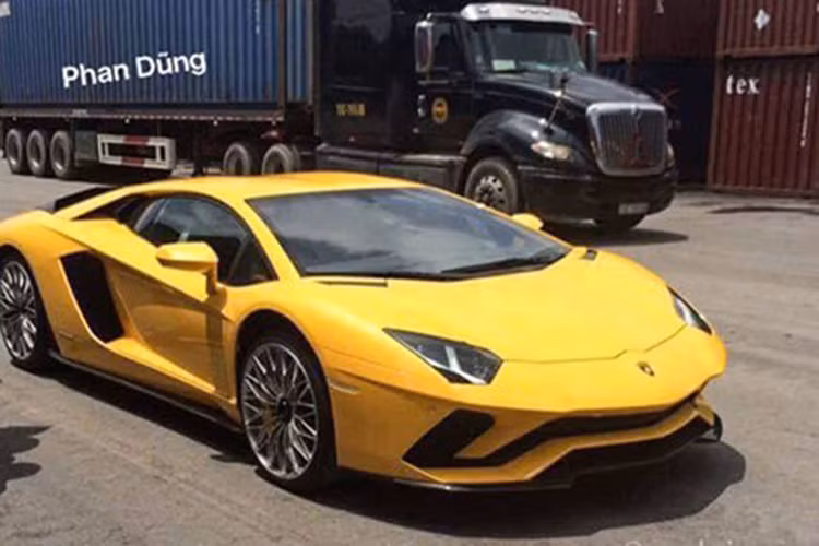 Vào hiều ngày 7/7/2017 vừa qua, chiếc siêu xe Lamborghini Aventador S LP740-4 2017 đầu tiên về Việt Nam đã bất ngờ xuất hiện trên đường phố Hà Nội bằng xe chuyên dụng. Và cho đến ngày hôm nay, "siêu bò" hàng khủng này đã chính thức cư trú tại đại lý Lamborghini chính hãng.