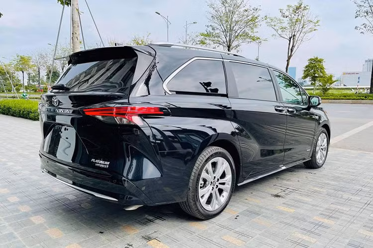 Sienna 2021 mới được trang bị động cơ 4 xi-lanh 2.5L tiêu chuẩn và hai động cơ điện (hoặc ba động cơ điện với tùy chọn dẫn động bốn bánh). Đó là một thiết lập tương tự với những gì bạn nhận được trong người anh em crossover là RAV4 Hybrid, nhưng trên Sienna tạo ra 243 mã lực.