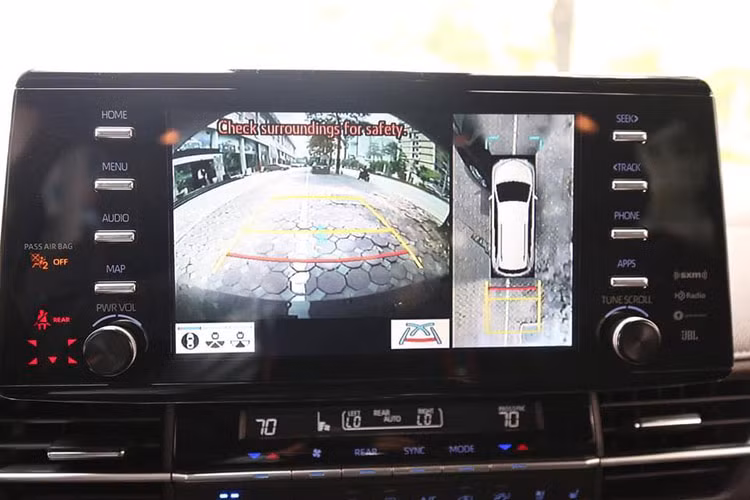 Toyota Sienna Platinum 2021 là mẫu duy nhất cung cấp màn hình gắn trên trần kích thước 10 inch và camera 360 độ hiển thị nhiều kiểu khác nhau. Phiên bản này cũng có hàng ghế thứ 2 chỉ 2 chỗ ngồi với đệm bắp đùi chỉnh cơ, lối đi ở giữa. Toyota Sienna bản Platinum cũng được trang bị tính năng mới là đá chân để mở và đóng cửa trượt 2 bên.