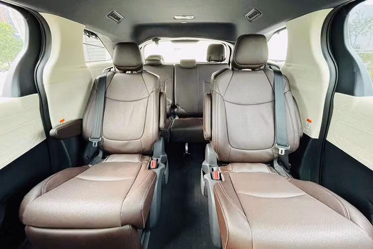 Không gian bên trong Toyota Sienna 2021 rộng rãi ở cả ba hàng ghế. Xe có cấu hình 7 chỗ ngồi (2/2/3), hàng ghế thứ hai có tựa tay, đỡ chân và lối đi ở giữa. Trong khi đó, hàng ghế trước có tính năng chỉnh điện, nhớ vị trí.