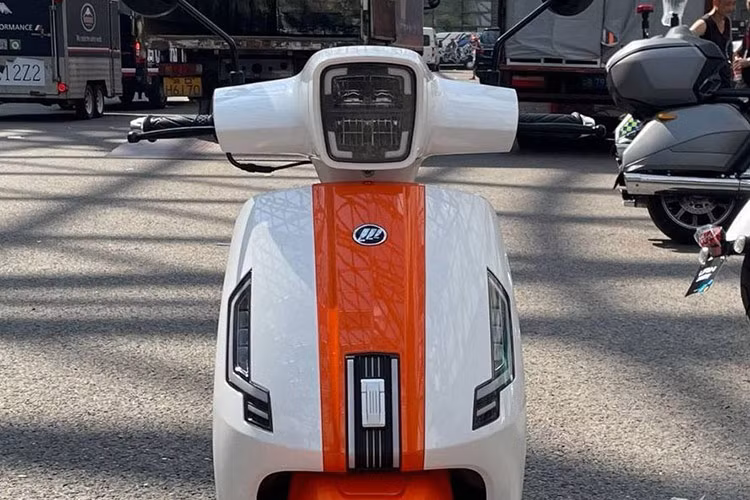Kích thước tổng thể của Lifan RAD125 Ragdoll Cat 2024 là 1770x735x1075 mm, với chiều cao yên chỉ 740 mm, phù hợp với hầu hết người dùng, đặc biệt là phụ nữ và những người có vóc dáng nhỏ. Chiều dài cơ sở 1300 mm mang lại cảm giác lái ổn định, đặc biệt là khi di chuyển trong đô thị, chiếc xe này cực kỳ linh hoạt.