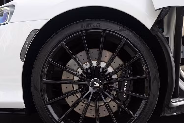 Ngoài chiếc siêu xe McLaren GT này ra, thị trường Việt Nam còn ghi nhận có 1 xe khác mang màu cam, được nhập khẩu chính hãng với mức gia niêm yết là hơn 16 tỷ đồng. Về chiếc xe thú vị này, hãng McLaren đã trang bị đến 2 khoang hành lý cho xe GT với tổng diện tích chứa đồ lên đến 570 lít
