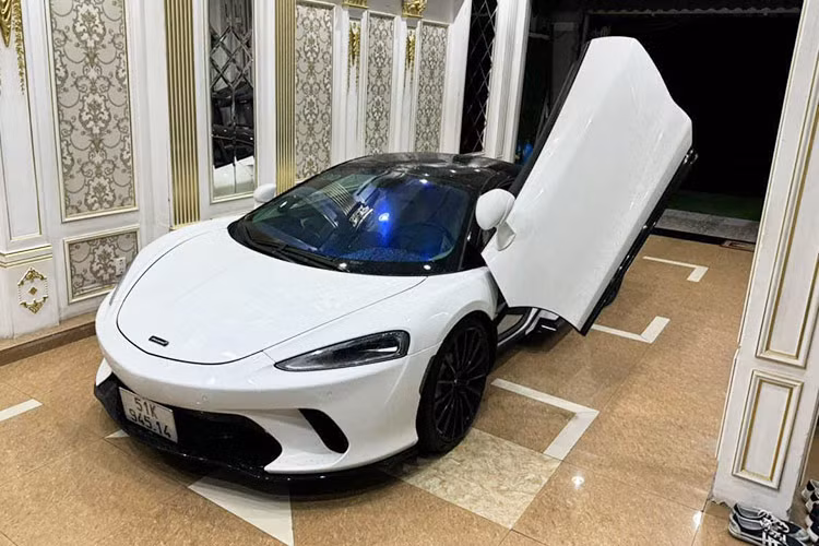 Cách đây hơn 3 năm, một chiếc McLaren GT về Việt Nam theo dạng tư nhân. GT thuộc dòng Grand Tourer, ám chỉ các siêu xe có thể tích khoang hành lý vô cùng rộng rãi, dành cho các chuyến đi chơi dài ngày, cần mang nhiều đồ đạc. Tuy nhiên, phải 6 tháng sau đó, chiếc McLaren GT mới tìm thấy người mua, đó là 1 nữ đại gia 9X sinh sống ở Cần Thơ.