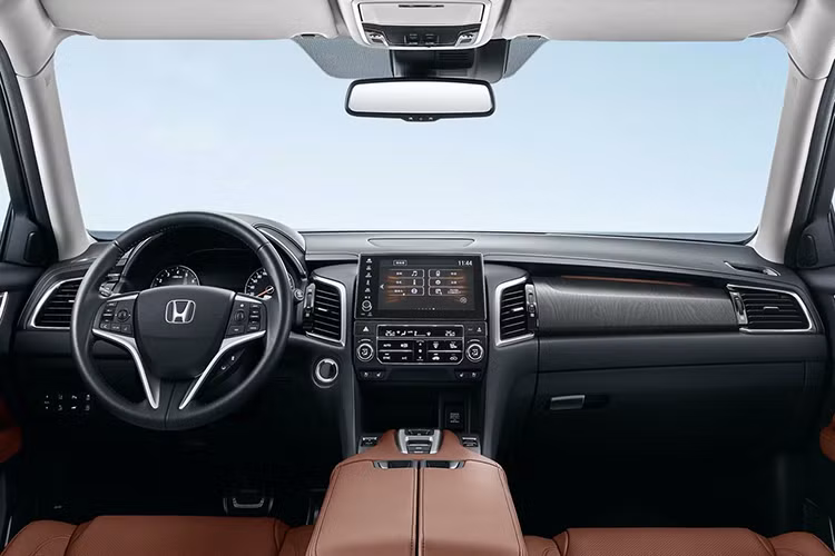 Honda Avancier là chiếc crossover lai coupe hạng trung sử dụng chính nền tảng khung gầm chia sẻ với mẫu sedan Honda Accord. Do vậy, xe có kích thước khá lớn và không gian nội thất rộng rãi. Mặc dù đủ sức “nhét” thêm 1 hàng ghế thứ 3 nhưng Avancier chỉ được thiết kế kiểu xe 5 chỗ ngồi.