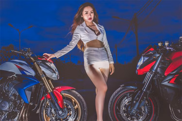 Nữ chân dài Việt quyến rũ với những đường cong nóng bỏng, khoe dáng bên cạnh hai chiếc xe môtô Honda CB1000R thuộc "hàng hot" nhất trên thị trường hiện nay, đã thu hút mọi ánh nhìn của cánh mày râu mê xe.