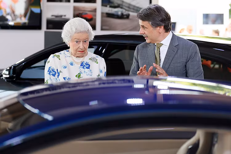 Bản thân Nữ hoàng Anh Elizabeth đệ nhị cũng rất yêu thích xe hơi. Hiện tại Nữ hoàng Anh đang sở hữu bộ sưu tập xe trị giá khoảng 10 triệu Bảng (tương đương 290 tỷ đồng). Tuy nhiên, chỉ những chiếc xe nổi bật nhất trong bộ sưu tập ôtô của Nữ hoàng Anh Elizabeth đệ nhị mới đáng giá.