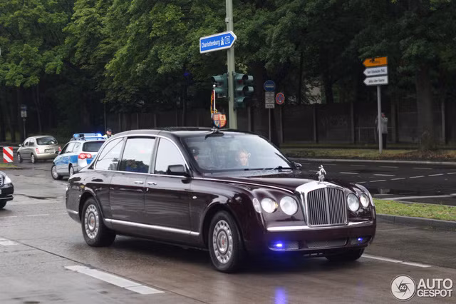 Mỗi khi xuất hiện trước công chúng hoặc tham gia các buổi lễ kỷ niệm, Nữ hoàng Anh Elizabeth đệ nhị thường di chuyển trên những chiếc xe Hoàng gia chính thức. Đây là những chiếc xe được chế tạo đặc biệt, dành riêng cho nhiệm vụ đưa đón các thành viên Hoàng gia Anh - trong số này đặc biệt nhất chính là chiếc siêu xe sang Bentley "thửa riêng".