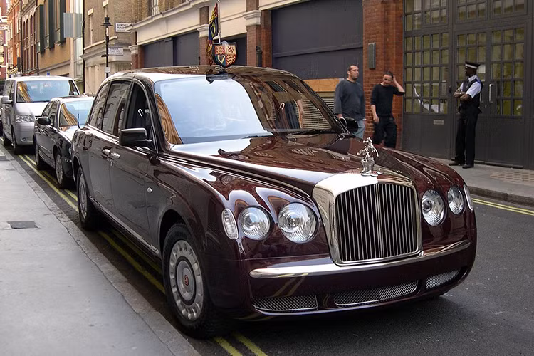 Trong số những chiếc xe trên, đặc biệt nhất vẫn là cặp đôi Bentley được "thửa riêng" cho Nữ hoàng Anh Elizabeth đệ nhị. 2 chiếc Bentley này đều có chiều dài tổng thể 6,22 m, nhỉnh hơn gần 1 m so với xe tiêu chuẩn. Cửa sau bên sườn của 2 chiếc Bentley được mở ngược để Nữ hoàng Anh có thể đứng thẳng dậy khi bước ra ngoài.