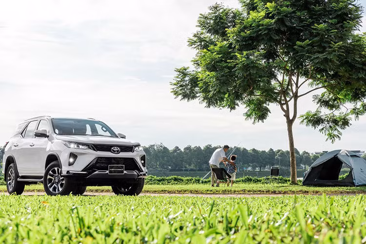 Kết thúc quý I/2022, doanh số Toyota Fortuner đạt 2.032 xe, đứng thứ 2 sau Hyundai SantaFe (doanh số 3.087 xe). Các mẫu xe còn lại như Kia Sorento, Ford Everest xếp phía sau với doanh số 1.289 xe, 709 xe. 