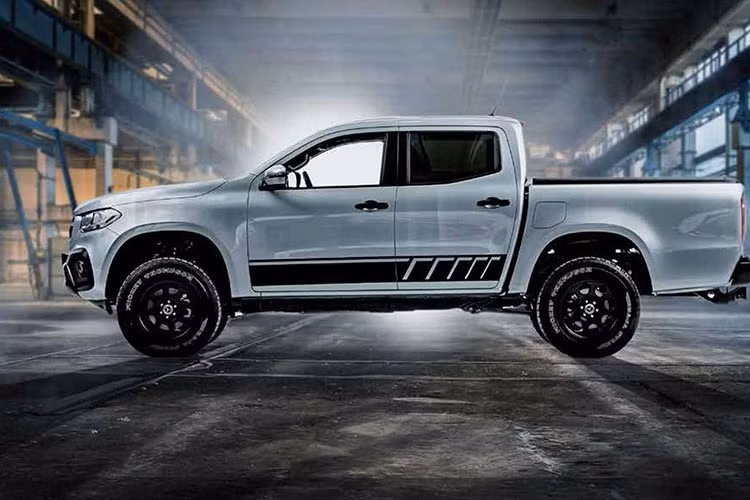 Mẫu xe bán tải hạng sang Mercedes-Benz X-Class được phát triển dựa trên cơ sở khung gầm của bán tải Nissan Navara. Đây là một phần trong thỏa thuận hợp tác giữa hai tập đoàn Daimler AG và hãng xe Nissan. Tuy nhiên nó không có quá nhiều vấn đề liên quan đến nhau giữa hai hãng.