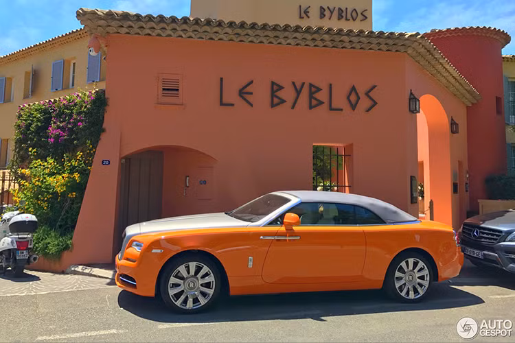  Siêu xe sang Rolls-Royce Dawn mui trần siêu sang đầy quyến rũ từng được hãng xe Anh quốc cho ra mắt lần đầu tại triển lãm Frankfurt 2015. Đến nay, những chiếc Dawn với chương trình cá nhân hóa đã giúp chủ nhân có những bộ áo độc đáo và lạ mắt hơn rất nhiều so với nguyên bản.