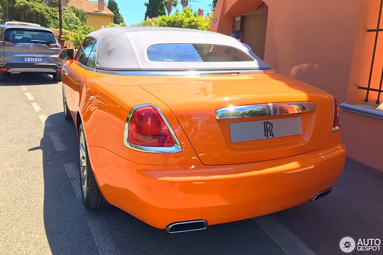 Khi mua mui trần Rolls-Royce Dawn, khách hàng có thể tùy chọn loại gỗ ốp khoang chứa mui mềm sao cho phù hợp với sở thích của mình. Loại gỗ mà khách hàng chọn sẽ được dùng để ốp cả một số chi tiết trong nội thất, đi kèm hàng loạt trang thiết bị đẳng cấp như hệ thống điều hòa không khí tự động, dàn âm thanh Bose cao cấp...