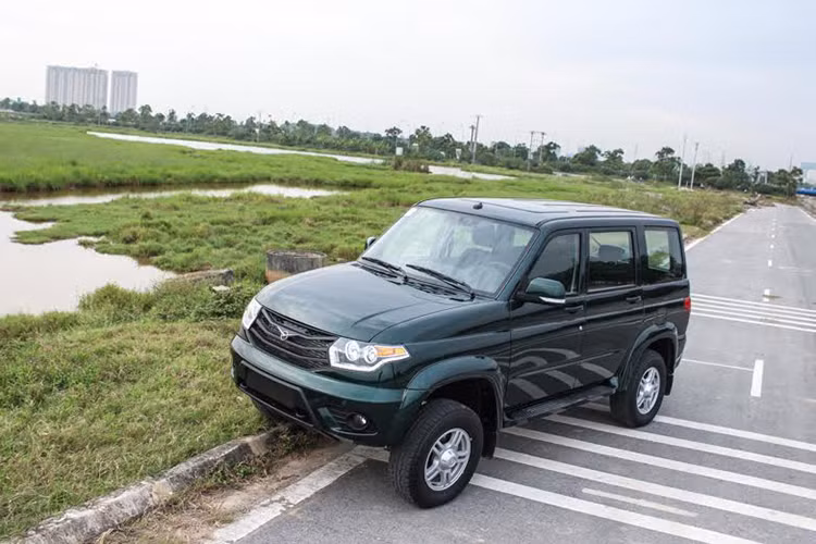 Patriot về Việt Nam được trang bị động cơ diesel 2.2l 4 xi-lanh thẳng hàng ZMZ-51432 với công suất 113 mã lực kết hợp với hộp số sàn 5 cấp và hệ thống phun nhiên liệu điện tử của Bosch, giúp chiếc xe có thể đạt tốc độ tối đa 135 km/h và mức tiêu thụ nhiên liệu 11,5 lít/100 km. Mức giá cho mẫu SUV này lên đến giá 686 triệu đồng.