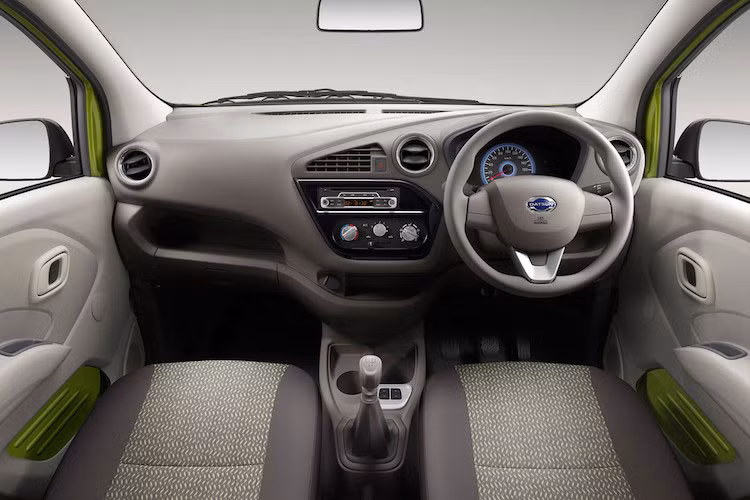 Có giá rẻ nên nội thất của Redi-Go cũng được thiết kế đơn giản và rẻ tiền, chủ yếu được làm từ vật liệu nhựa cứng. Xe được trang bị vô lăng 3 chấu, ghế bọc nỉ, cửa gió điều hòa hình tròn và cửa sổ chỉnh điện. Ngoài ra, Datsun redi-GO còn có khá nhiều ngăn chứa đồ tiện dụng.
