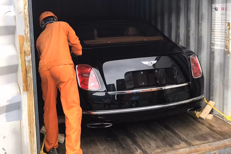 Tại thị trường Việt Nam, mẫu siêu xe sang Bentley Mulsanne Mulliner không nhiều bằng Mulsanne Speed bản thể thao từng được nhập chính hãng về Hà Nội vào năm ngoái. Chiếc Mulsanne trong bài viết này là bản thường, được đặt qua chương trình cá nhân hóa Mulliner. Theo nhiều nguồn tin thì nó sẽ sớm về Hà Nội trong thời gian tới.