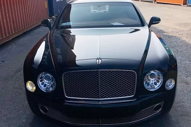 Bentley Mulsanne có "số đo" Dài x Rộng x Cao lần lượt là 5.575 x 2.208 x 1.521 (mm). Xe sở hữu ngoại thất đặc trưng với mặt của dòng Bentley S-type với lịch sử hơn 60 năm truyền thống được nhấn nhá bằng cụm đèn pha dải Led bo tròn điểm xuyết bởi bi-xenon cực sáng.