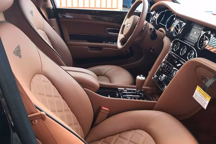 Không giống như bản Speed, các pedal của xe không phải là loại thể thao được đục lỗ tăng ma sát. Về động cơ, Mulsanne sở hữu khối máy V8 6,75 lít tăng áp với công suất tối đa 505 mã lực và mô-men xoắn cực đại lên tới 1020 Nm, hộp số tự động 8 cấp. Nó được đánh giá là chiếc xe thương mại sở hữu động cơ có mô-men xoắn cao nhất của hãng Bentley.