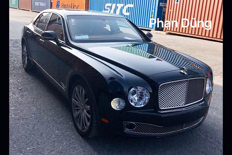 Với động cơ tăng áp kép V8, chiếc siêu xe sang này có thể tăng tốc từ 0-100 km/h trong 5,3 giây và đạt tốc độ tối đa 296 km/h. Chiếc Bentley Mulsanne vừa cập cảng Hải Phòng được đặt hàng qua bộ phận Mulliner này dự đoán có giá lên tới hơn 20 tỷ đồng tại thị trường Việt Nam.