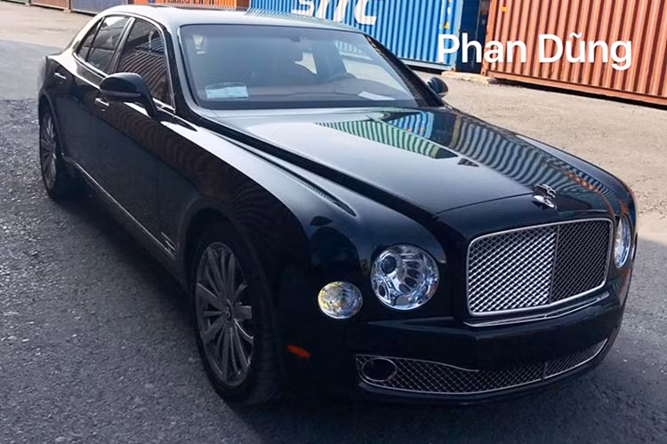 Chiếc siêu xe sang Bentley Mulsanne 2016 mới vừa cập bến Hải Phòng sở hữu ngoại thất màu đen độc đáo. Ra mắt lần đầu vào năm 2010, Bentley Mulsanne là mẫu xe siêu sang cỡ lớn đỉnh cao đầu tiên của Bentley trong thế kỷ 21, thay thế cho chiếc Arnage cũ kỹ, tồn tại từ khi vẫn còn "chung nhà" với Rolls-Royce. 
